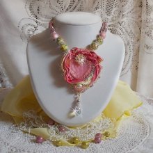 Collar Tender Heart bordado con cinta de seda rosa y amarilla, cuentas de cerámica, cristales de Swarovski y cuentas de semillas